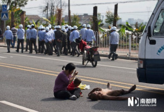 广州拆迁：一名男子全裸躺在马路中央