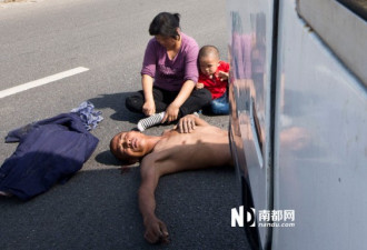 广州拆迁：一名男子全裸躺在马路中央