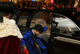 韩女总统朴槿惠访英期间当众摔倒出丑