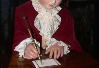 240年前发条男孩会书写 6千个零件组成