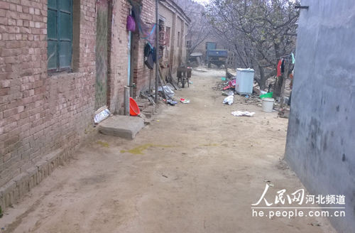 图为村支书艾连坤的家,据村民介绍地上的黄色渍迹就是艾广栋喝农药时撒出的残液。孙逸桦摄