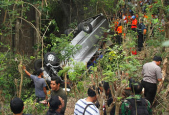 印尼巴厘岛旅游车翻车多名中国人遇难