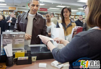 奥巴马带女儿在书店购书 自己刷卡买单