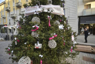 欧洲街头出现“性诞树”挂满情趣玩具
