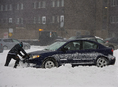 一輛車陷在哈利法克斯一座停車場的積雪之中。（加通社） 