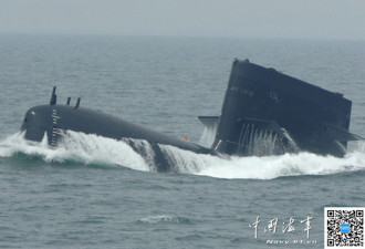 中国曝光新型潜艇照 如鲨鱼窜出海面