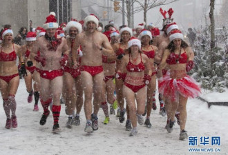 不畏风雪交加 多伦多男女穿泳装跑步
