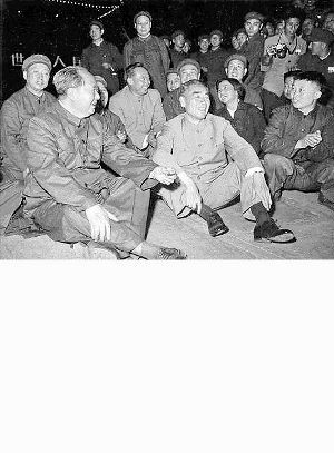 1966年10月1日毛主席和周总理席地坐在广场上