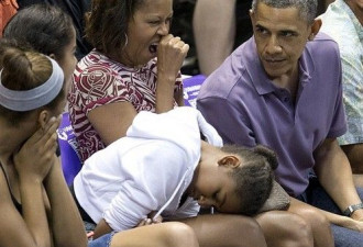 奥巴马度假看篮球赛 米歇尔哈欠连天