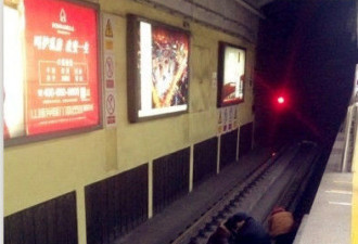 北京地铁1号线列车进站3名乘客跳下站台