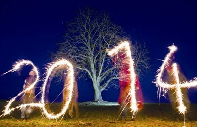 德国亚科布斯多夫，四个人用焰火写出“2014”的字样，迎接新年。