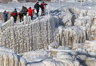 壶口瀑布形成冰瀑景观 游客拍照留念