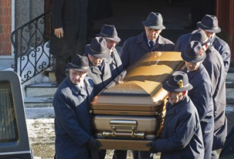 加拿大黑手党首领维托-瑞佐托低调出殡