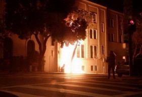 中国驻旧金山总领馆遭纵火 正门遭损毁