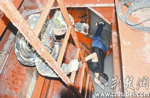 图为：武警船艇大队官兵帮助船员堵漏、排水。