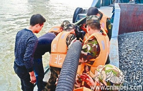 图为：大马力拖轮靠近事故货轮。
