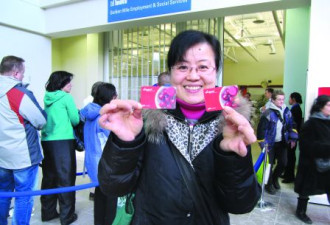 2名华裔妇女坐宝马领食物卡掀起热议