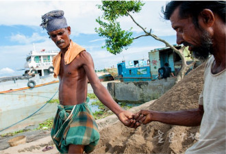 图：烈日下 孟加拉工人如金字塔时代