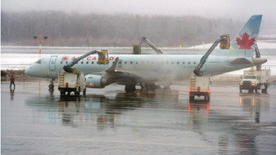 暴風雪侵襲大西洋省份，造成航班取消和延誤，旅客想在新年第一個周末返家仍有困難。（加通社） 