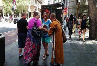 亚裔男女全球扮僧侣 带刷卡机“化缘”
