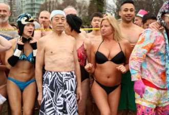 图：数千加人元旦冬泳 华翁被辣妹包夹
