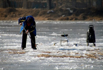北京千人凿冰钓鱼 大量垃圾冻在河面