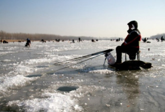 北京千人凿冰钓鱼 大量垃圾冻在河面