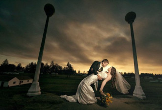美国新婚夫妇专挑极端天气拍别样婚照