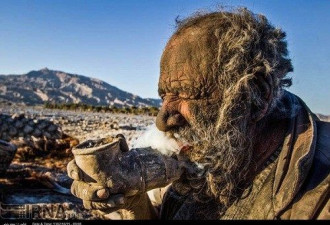 伊朗男子60年不洗澡 动物粪便当烟草