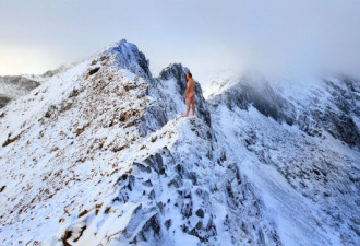 摄影师挑战寒冷极限 雪山上脱光全裸