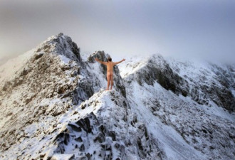 摄影师挑战寒冷极限 雪山上脱光全裸