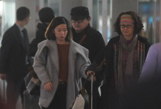 刘欢全家抵机场匆匆分离 女儿很清纯
