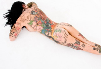 加拿大女模特全裸写真 纹身盘绕全身