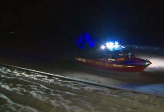 结冰湖面崩裂 14岁少年落水 手机救命