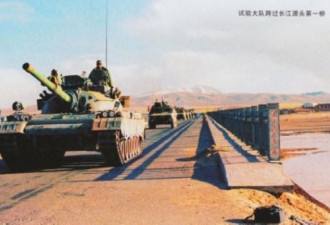 89年拉萨暴乱：胡锦涛和坦克战车合影