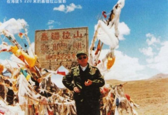 89年拉萨暴乱：胡锦涛和坦克战车合影