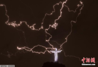 巴西里约耶稣像被雷电击中 右手损坏