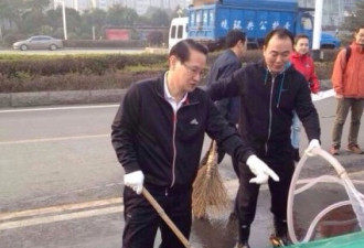 长沙市委书记戴白手套扫马路 遭围观