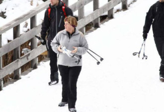 德国总理默克尔玩滑雪时摔倒 骨盆断裂