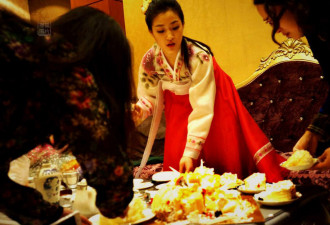 中国餐厅的朝鲜姑娘：没手机 不会上网