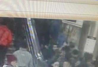 地铁女乘客遭男子猥亵 当场将其揪住
