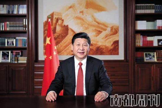 国家主席习近平坐在自己的办公室里，发表了2014年新年贺词。
