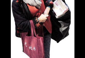 奶奶为还债 每天背上百包裹步行投送