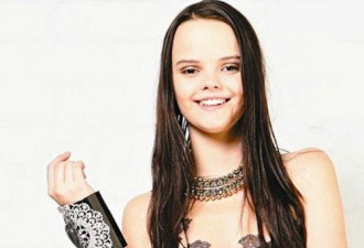 澳16岁少女夺超模冠军 因貌似外星人