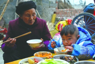 习近平考察灾区亲过的男孩 入住新房