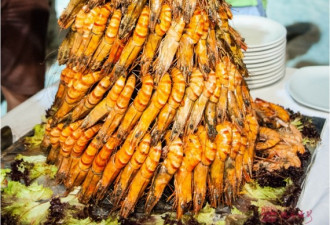 实拍：马尔代夫春节大餐 好大一堆虾！
