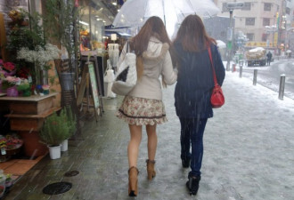 实拍：日本女人爱露腿 大雪中短裙上街