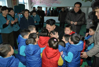 金正恩视察朝鲜育儿院 被娃叫“父亲”