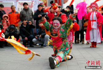 全国各地喜迎马年春节 重庆摆千米长宴