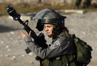 以色列女兵：平时很活泼 上阵不含糊